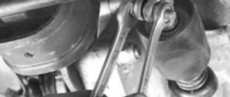 ослабьте и отверните на 3–5 оборотов гайку