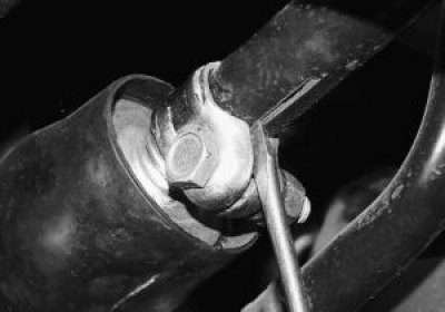 расширьте отверткой паз хомута