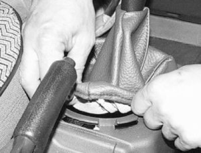 снимите чехол рычага переключения передач