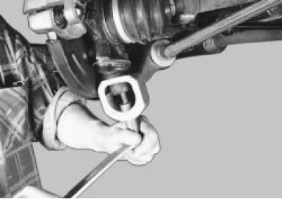 Выпрессуйте палец шаровой опоры