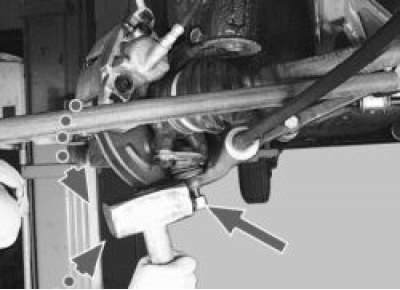 Отожмите рычаг монтировкой