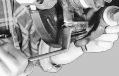 Отверните два болта