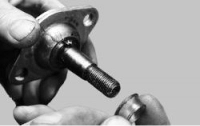 Установите распорную втулку до упора