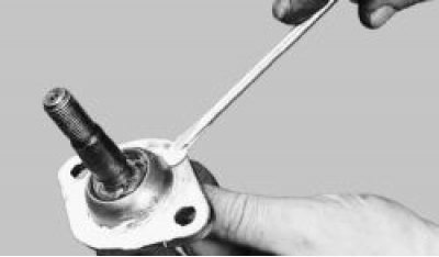 Установите шаровую опору