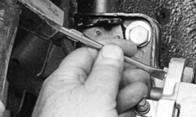 Отогните отверткой усик стопорной шайбы