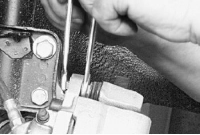 Выверните верхний болт крепления