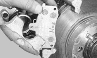 Снимите тормозные колодки