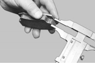 Проверьте толщину и состояние фрикционных накладок