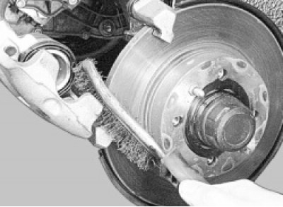 Очистите от грязи и ржавчины детали тормоза