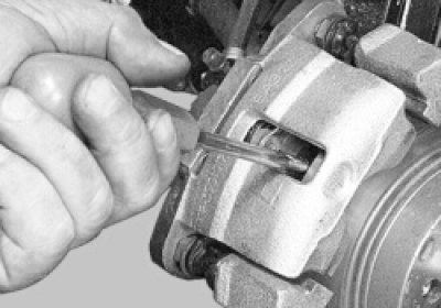 вдавите поршень в цилиндр