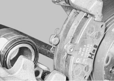 Установите новые тормозные колодки