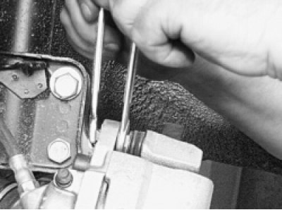 вверните верхний болт крепления