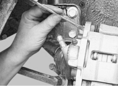 Загните отверткой усик стопорной шайбы