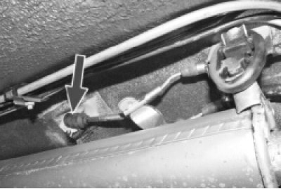 Отсоедините наконечник троса привода