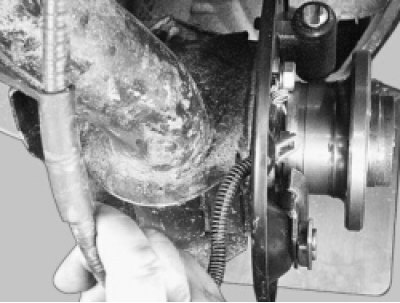 Пропустите наконечник троса