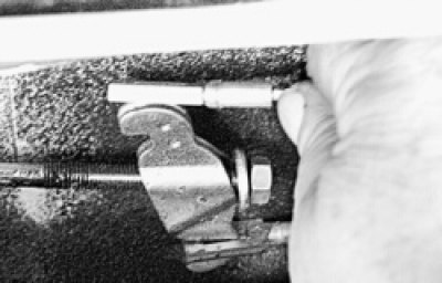 Отсоедините наконечник троса от уравнителя