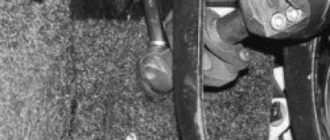 Выверните стяжной болт