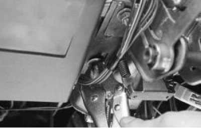 Выверните болт крепления рулевой колонки