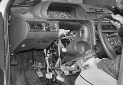 снимите рулевую колонку со шлицев