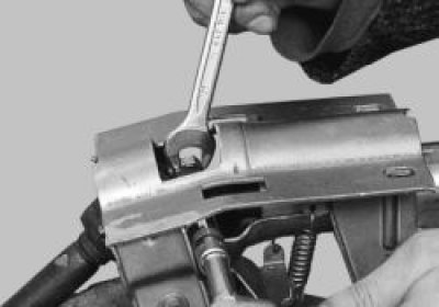 Отверните гайку болта клеммового соединения