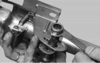 снимите рычаг со шлицев